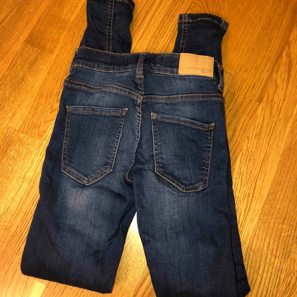 Superfina Alex jeans från Ginatricot. Använda fåtal gånger så är som i nyskick. Köparen står för fraktkostnaden, om du har fler frågor så skriv privat!💗💗. Jeans & Byxor.