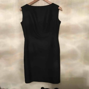  - En svart klänning från trevira. Klänningen är aldrig använd. I nyskick storlek 38