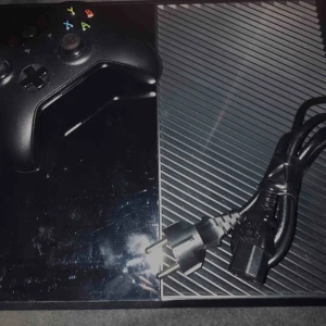  - Xbox One set, (1 dosa, kablar & kontroll). Fraktas med schenker för 59kr och finns då att hämtas ut på närmaste utlämningsställe.  Utlovar snabb affär!