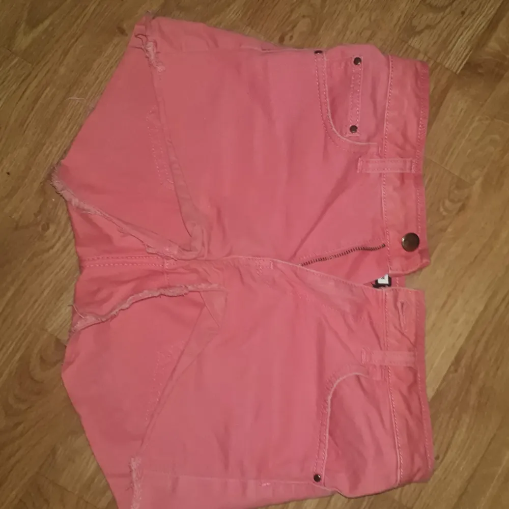 Säljer dessa rosa shorts, stl XS/34, en del använda men fint skick, därav priset. Fraktkostnad tillkommer vid frakt. Finns på Teleborg i Växjö. Kan mötas i Växjö.. Shorts.