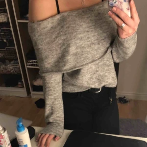  - Säljer en off shoulder stickad tröja från H&M.  Skulle säga att den passar både S och M. Har ingen skada eller fläck  Köparen står för frakten:) 