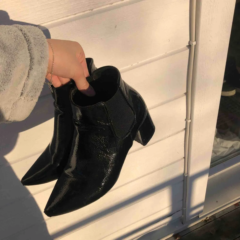 Blanka boots i jättefint skick! Köpta för 699:- 💛 50 kr frakt. Skor.