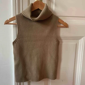  - Stickad väst, i stadigt material. Superfint skick! Frakt +36 