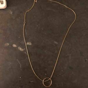 Guldfärgat halsband med ring 🥰