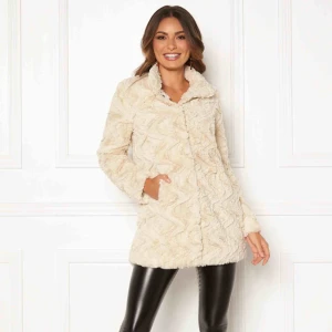  - Säljer denna fina faux fur pälsjacka som är i en längre modell och är super fin till ett par lackbyxor . Beställde den men var tyvärr för stor för mig så passar en M eller L . Ordinarie pris börjar från 500 på alla hemsidor .