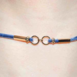  - Ascool choker med blått band 💙 gjort i second-hand material ♻️ OBS! Frakt ingår inte i priset. Om du vill köpa till en papperslåda vi har tillverkat själva tillkommer en extra kostnad på 15kr ✨