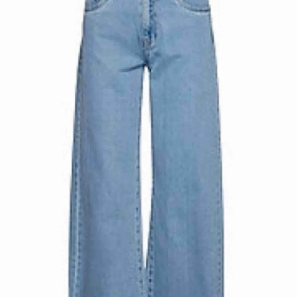 Lågmidjade vida jeans med lite ankle från Only. Aldrig använda. Bara att skriva om du undrar över något💖💖. Jeans & Byxor.