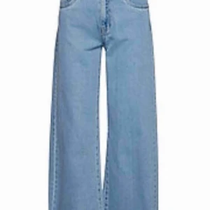  - Lågmidjade vida jeans med lite ankle från Only. Aldrig använda. Bara att skriva om du undrar över något💖💖