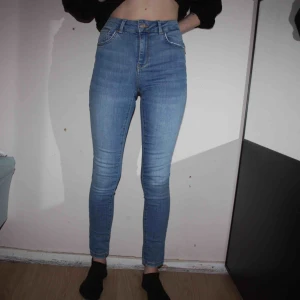  - Higher ankle ”Ella” jeans från BIKBOK. Storlek XS. Högmidjade. Endast använd ett fåtal gånger.  Frakt kostar 79kr, postnords blåa kuvert.