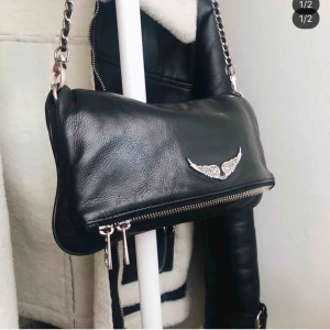 ZADIG VÄSKA - Svart Zadig väska, standard modellen! Köpt för 3380kr. Köptes 2018 men säljer den nu för den inte kommer till användning längre. Den är i bra skick och båda banden ingår