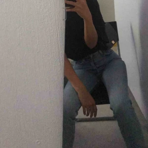  - Skitsnygga 90-tals inspirerade byxor från weekday. Sitter sjukt snyggt och är lite baggy längst ner. Skulle passa böst på en person med vanlig storlek XS. Frakt tillkommer