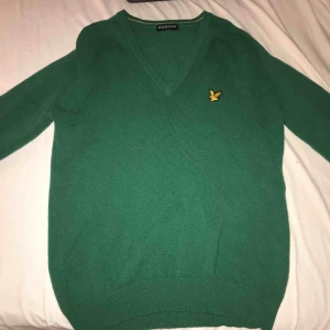  - Grön oversized sweatshirt i storlek L passar folk som har storlekS-L beroende på hur man vill att den ska sitta. Lyle & Scott