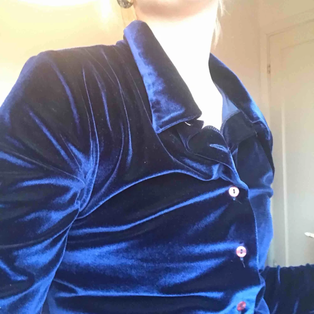 Marinblå sammetsskjorta! Assnygg att ha öppen med tröja under eller bara stängd som den är! Första bilden ger färgen mest rättvisa! Köpt på humana!! Möts upp i Stockholm eller skickar!!. Skjortor.