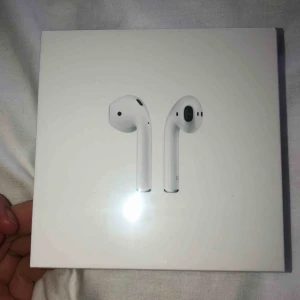  - Säljer HELT NYA AirPods!!! Plasten är kvar på förpackningen, förpackningen är aldrig öppnad. Säljer då jag fick ett par nya i min nya telefon, men har redan ett par egna. 🦋 