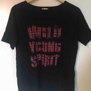 En t-shirt med motivet ”wild young spirit” från Cubus<3 om frakt önskas tillkommer pris för det men annars möts vi upp i stockholm vid köp😚