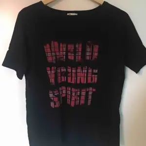 En t-shirt med motivet ”wild young spirit” från Cubus<3 om frakt önskas tillkommer pris för det men annars möts vi upp i stockholm vid köp😚