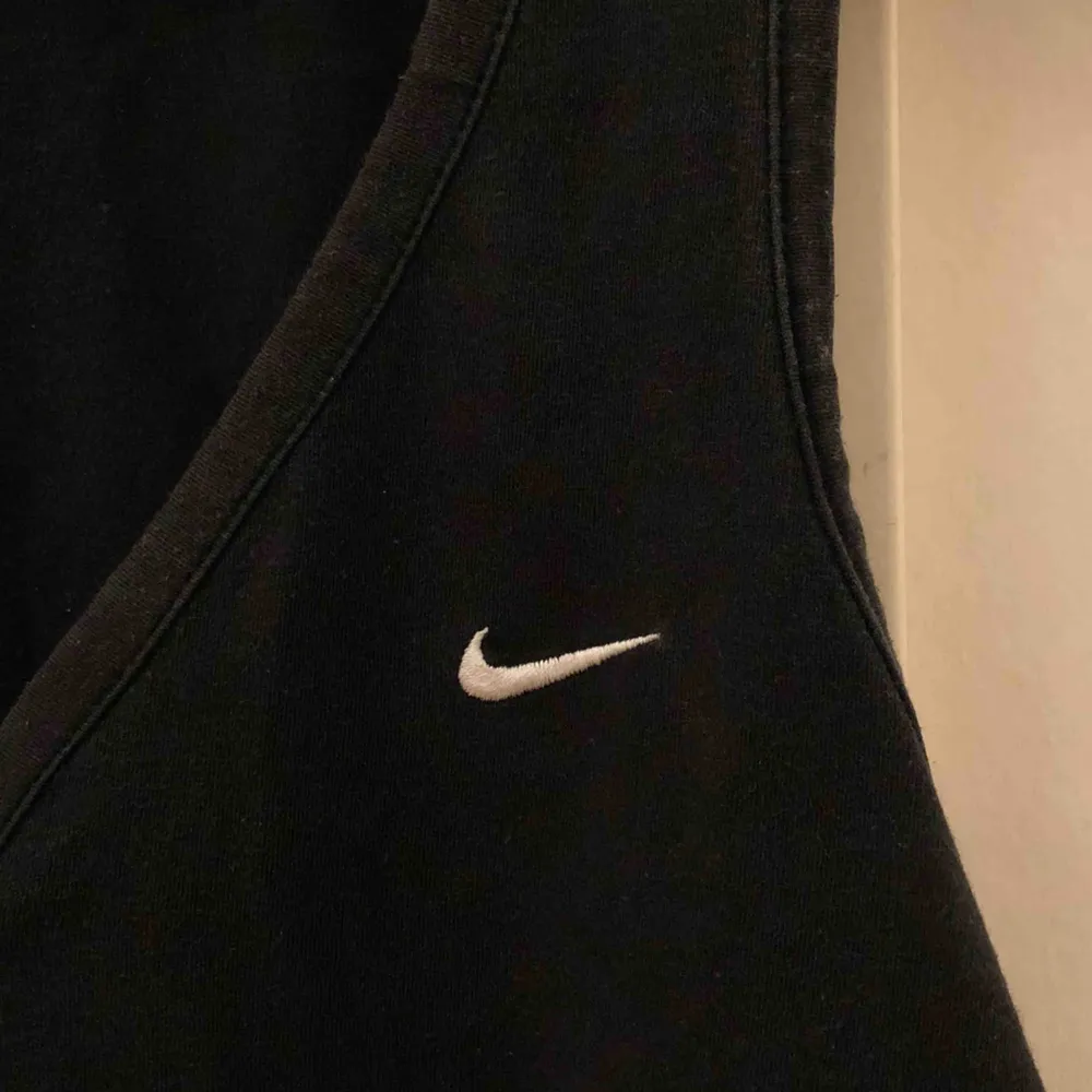 Superfint vintage Nike linne i gott skick! Skulle säga att den är liten i storleken och sitter mer som M. Köpare står för frakt 💞.. T-shirts.