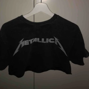  - Svart-grå spräcklig croppad Metallica topp från brandy Melville. Använd fåtal gånger, ordinarie pris 300kr. Perfekt till sommaren🥰