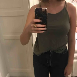  - Snyggt bekvämt linne ifrån American Eagle. Fin i ryggen, använd fåtal gånger. Fraktar eller möts upp i Stockholm