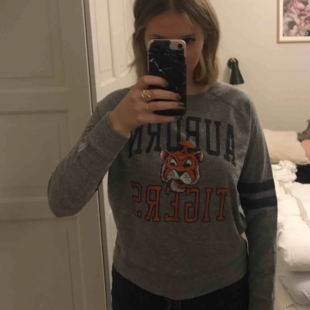 Jätteskön Auburn Tigers college tröja inköpt på American Eagle. Fraktar eller möts upp i Stockholm. . Tröjor & Koftor.