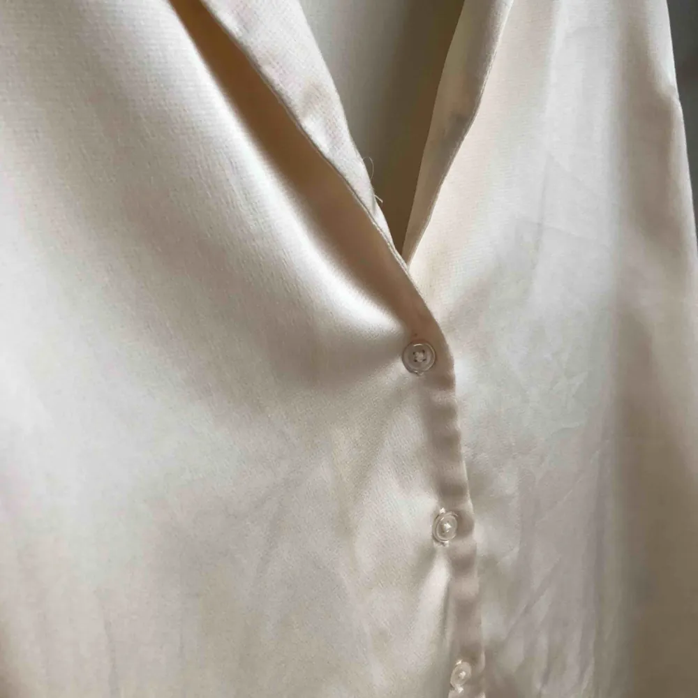 Skjorta från Asos i ett lite glansigt material, nästan som siden i en beige färg. Visas på mig som vanligtvis har storlek medium, frakt tillkommer💛. Skjortor.