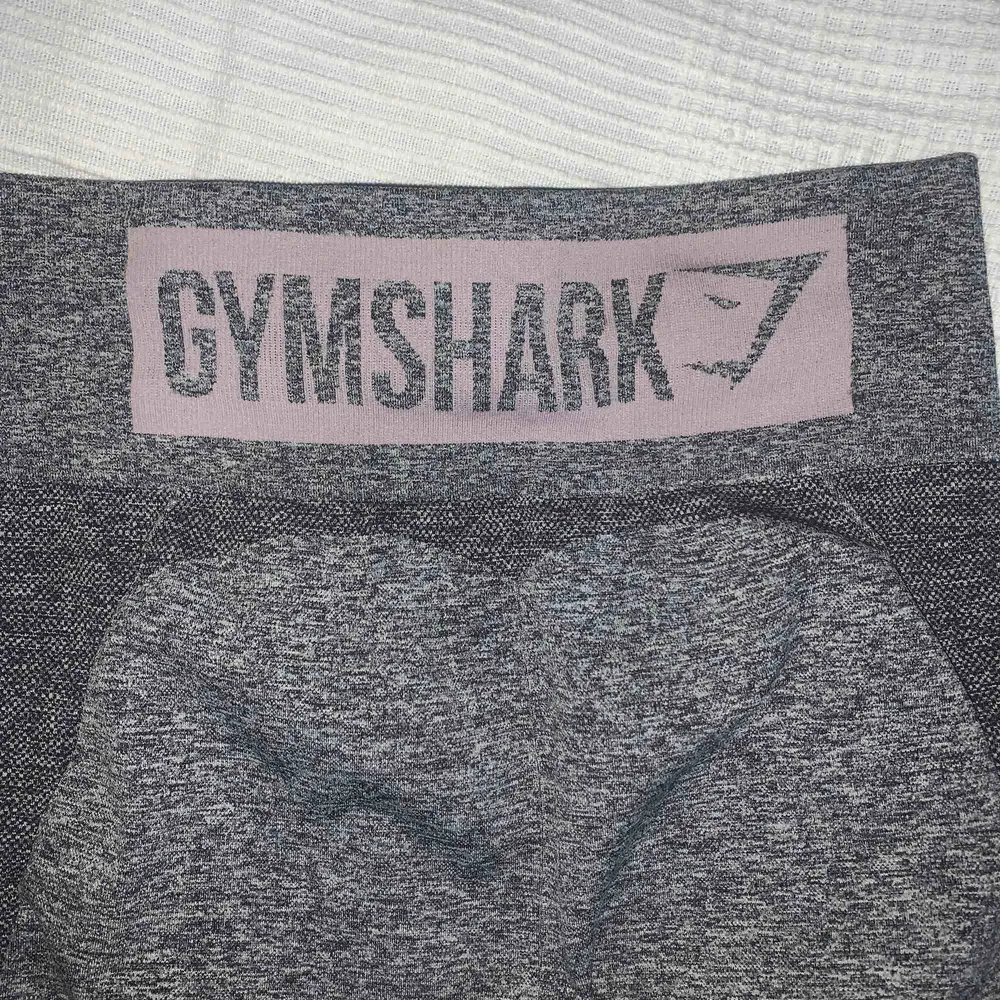 Gymshark high waisted flex leggings! Använda max 5 gånger, superbra skick!😍 köparen står för frakten! Köpta för 600kr + frakt😌. Jeans & Byxor.