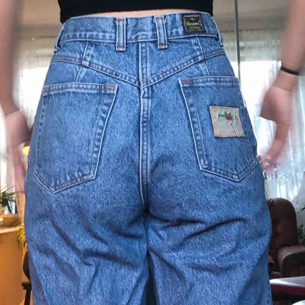 jeans från bluegrase med en liten lapp på fickan❤️ Jag är 170 och de är lite korta för mig men sitter bra. Kan skicka fler bilder om det behövs’. Jeans & Byxor.