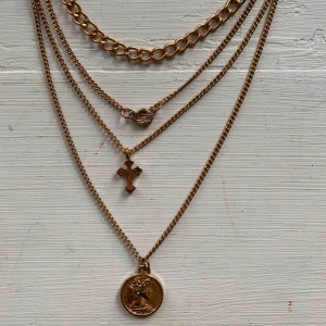  - Fint halsband med 4 kedjor🤩 brukar använda det med de glittriga inåt som bild 1👍 frakt kostar 9kr