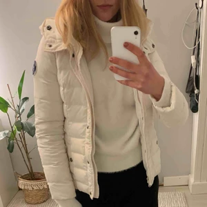 Jacka Abercrombie & Fitch - Vit dunjacka från Abercrombie & Fitch i storlek S. Använd men i mycket fint skick. 