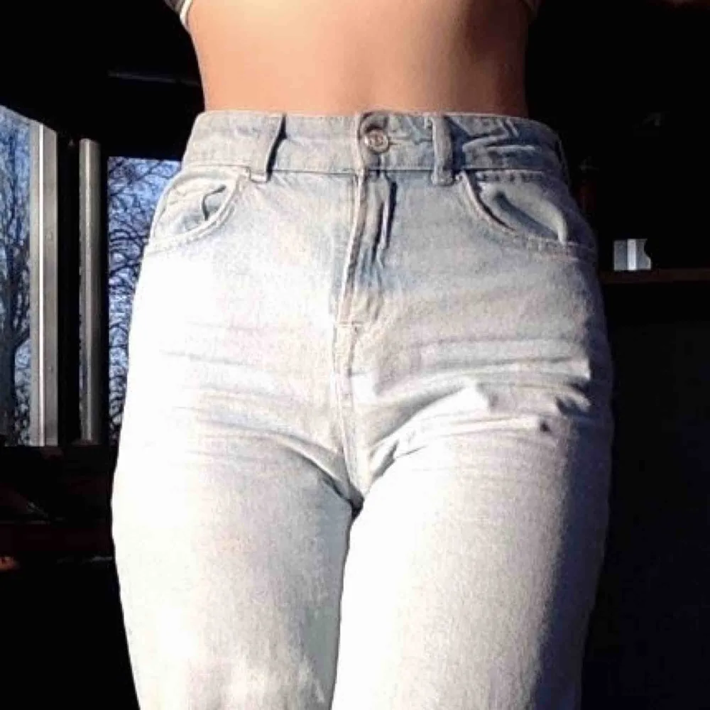 Ljusblå vida jeans med ett påmålat snusmumrik tryck på bakfickan. Köpta secondhand, xs motsvarar ca en 25-26 i jeansstorlekae. Jeans & Byxor.