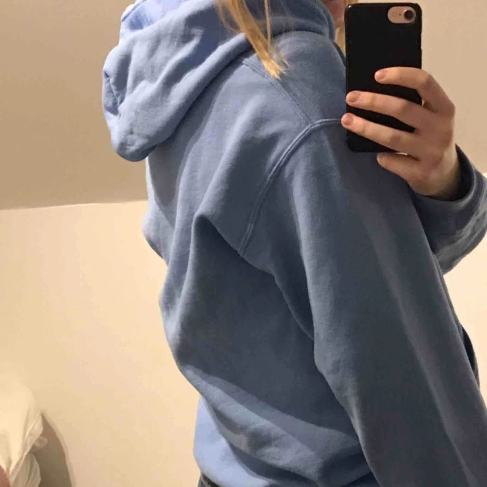 En hoodie från Miss Selfridge i en jättefin ljusblå färg! Köpt i våras i London, och den är i normalt skick🥰 Säljer för 200kr + frakt. Hoodies.