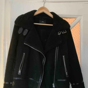  - Den populära mockajackan från zara, strl xs, 200kr+frakt eller 200kr och mötas i Stockholm!