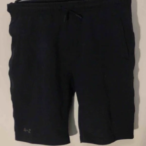  - Barn storlek. svarta med logga 