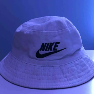 Nike buckethat - nike bucket hat. osäker på om den är äkta eller inte, köpt på loppis. säljer pga den är lite för lite. Frakt ingår ❤️