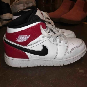  - Jordans air 1 i storlek 35,5 köpta i Stockholm på JD sport för cirka 3 månader sedan. Bra skick och använda fåtal gånger.