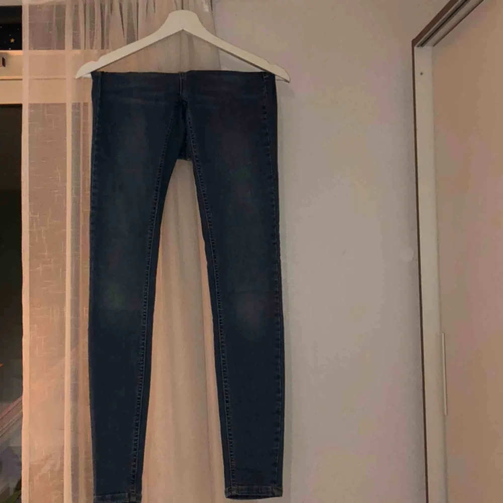 Ljusblå tajta jeans från Gina Tricot. Köpte för ca 2 år sedan för 300kr. Modellen heter Lisa. Mellanhöga i midjan & bra längd på mig (167). Jeans & Byxor.