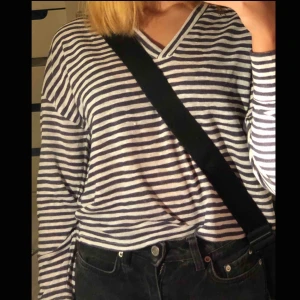  - Vit- och blå randig tröja från NA-KD. Använd 1 gång och i perfekt skick, står dock initialer på lappen i nacken. Köpt för ungefär ett halv år sen och köpt för 90kr