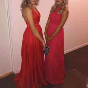  - Säljer nu min superfina balklänning (den till höger på bilderna), köparen står för frakt eller möts upp i sundsvall😊🥰