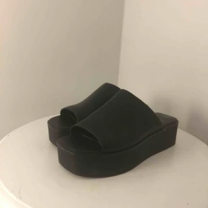  - Använda några få gånger så de är i fint skick. Har vanligtvis skostorlek 38 så det är lite stora i storleken. Köparen betalar frakt :)