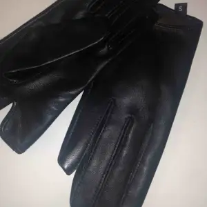 Skinn handskar (ej äkta läder) 