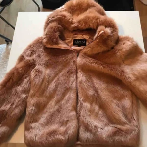  - Rosa päls jack(fake) sälja då den tyvärr inte kommer till användning tillräckligt ofta. Använd 4-5 ggr💞 OBS lånad bild kan skicka fler bilder om det skulle önskas