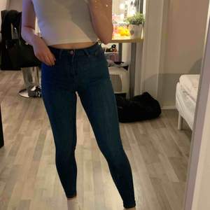Molly jeans från Gina  Knappt använda Nypris 300 säljer för 150 + frakt  (fraktar överallt) 