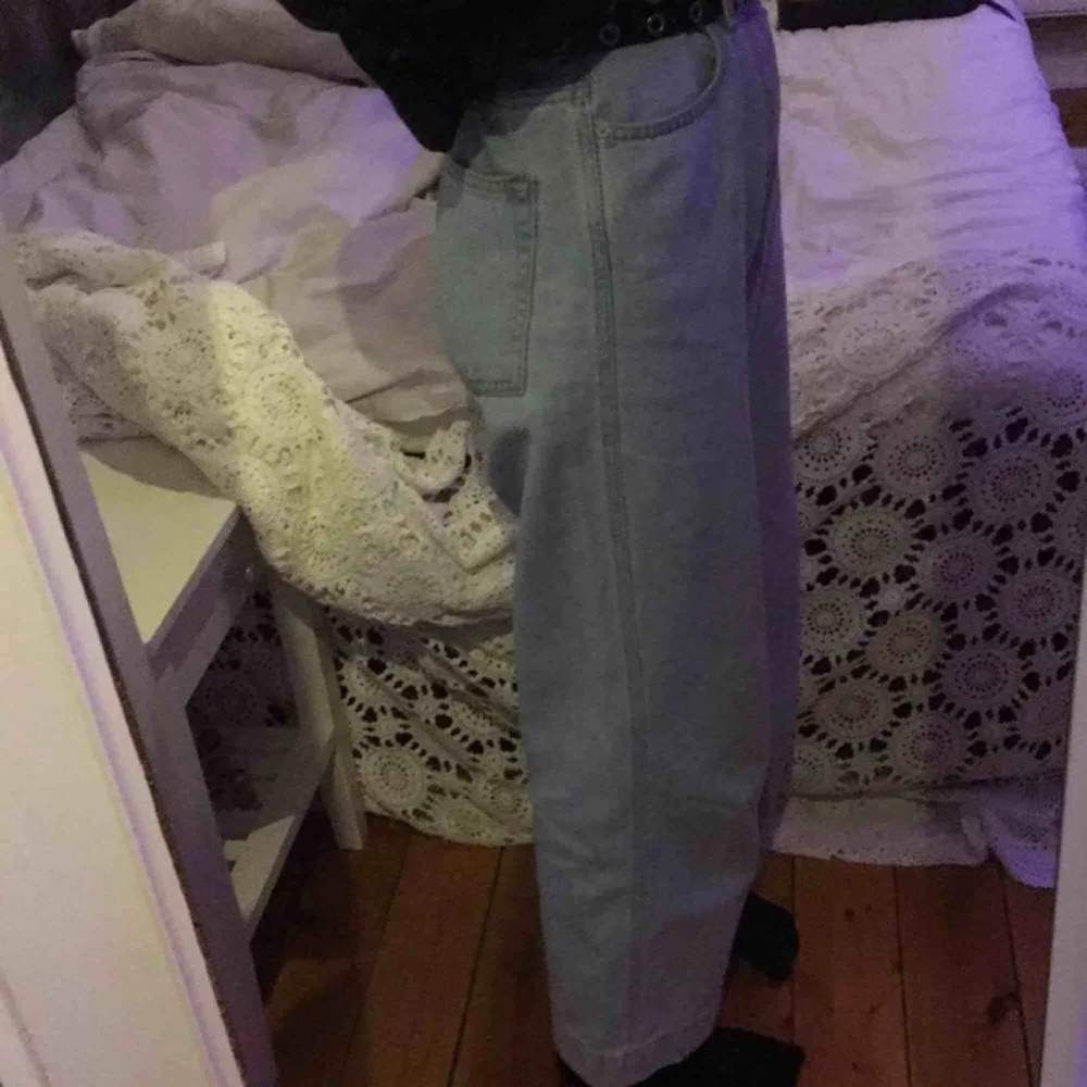 skitsnygga jeans från weekday i modellen veer high wide!! De är för stora i midjan på mig men funkar jättebra om jag använder ett skärp. Har använts några gånger, men syns knappt. Nypris 500kr och frakt ingår!!. Jeans & Byxor.