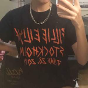 snygg svart Billie eilish t-shirt  köpt på en popup såldes endast på den popup’n😁💕 står ” Billie Eilish Stockholm kunde 28, 2019”  i en ball orange skrift⚡️ den är väldigt bra att ha då den matchar med allt💕