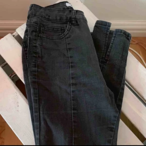  - Svarta jeans med slitsar! Jätte jätte snygg men tyvärr passa dem ej mig när jag fick hem dem:(( Skulle lätt passa en 34 också! Jättefint skick och absolut inga fel.
