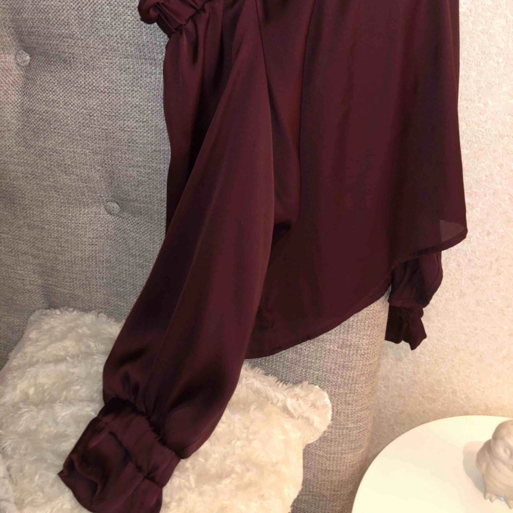 Jättefin offshoulder blus i en vinröd/burgundy färg. Aldrig använd, köpt från Gina tricot. Blusen har utgått i sortiment. Köpt för 299. Blusar.