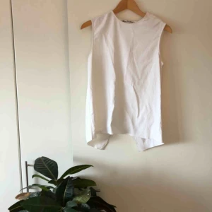  - Acne-topp med knäppning i halsen. I toppenskick!