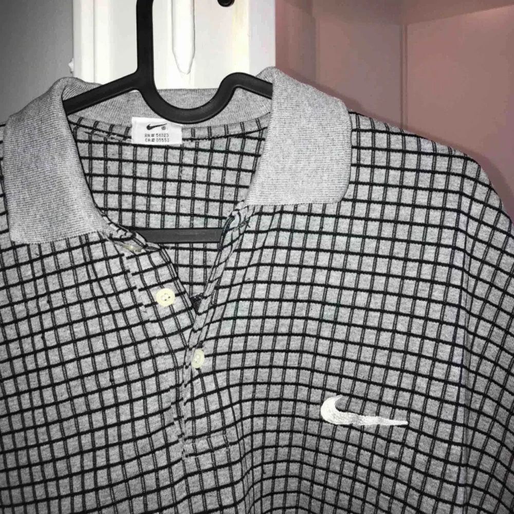 Nike skjorta köpt här på plick! Används sällan så den söker en ny ägare! Pris inkl frakt 🚚 . Skjortor.