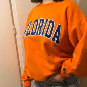  - Snygg och mysig tröja från champion, frakten ingår i priset<3