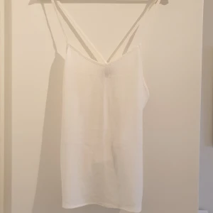  - Top från BikBok med öppen rygg. Använd fåtal gånger. Frakt tillkommer! 